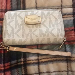 Micheal Kors wallet with wristlet